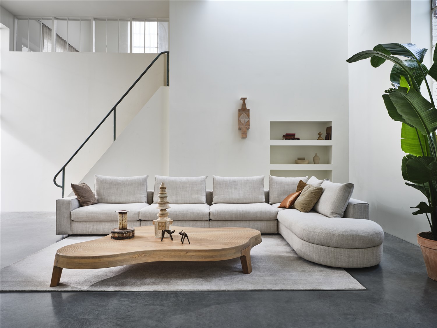 The comfort and versatility of the Hamptons sofa allows you to create the living room of your dreams. 

Paired with the Isola coffee table by Roderick Vos. 

#linteloo #hamptons #modular #sofa #isola #coffeetable 

Styling: @kamer465 
Photography: @sigurdkranendonk